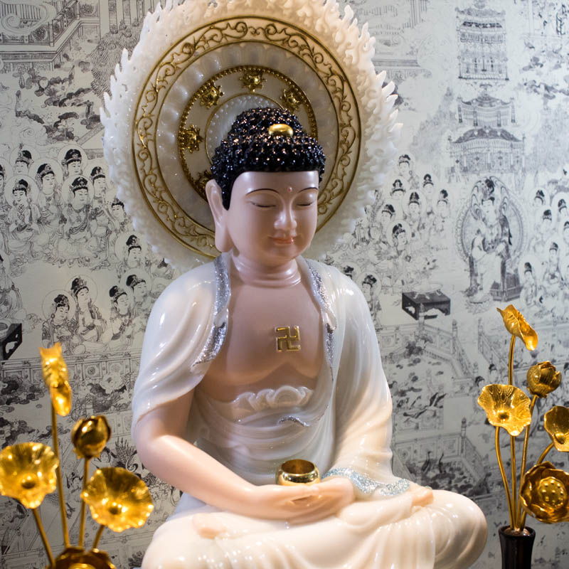 Tượng Phật Thích Ca ngồi có hào quang