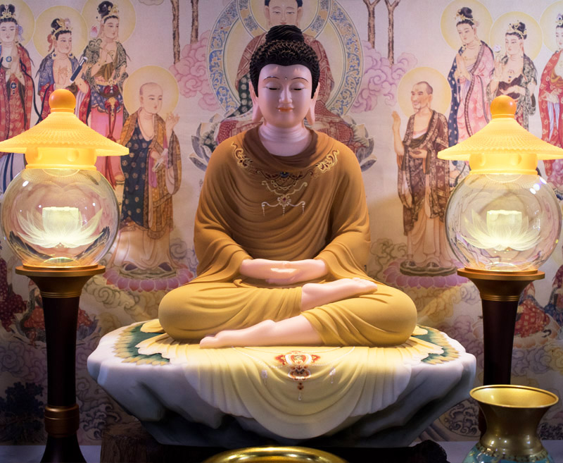 Tượng Phật Thích Ca Mâu Ni Áo Nâu Vẽ Gấm Bằng Bột Đá