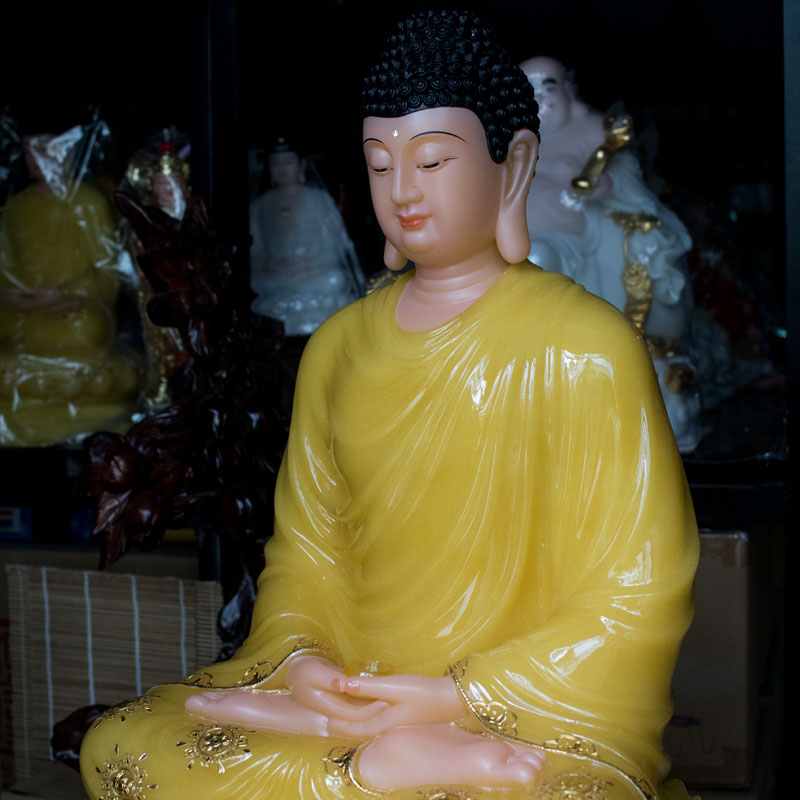 Tượng Phật Thích Ca ngồi màu vàng