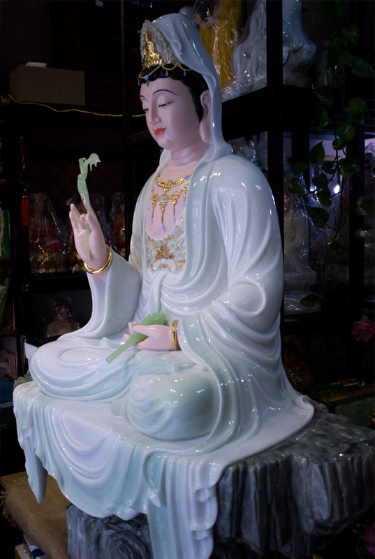 tượng Phật Bà Quan Âm tự tại bột đá ngọc thiên thanh