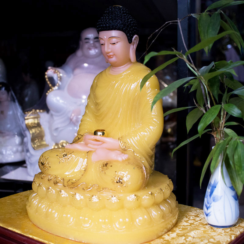 Tượng Phật Thích Ca Mâu Ni màu vàng