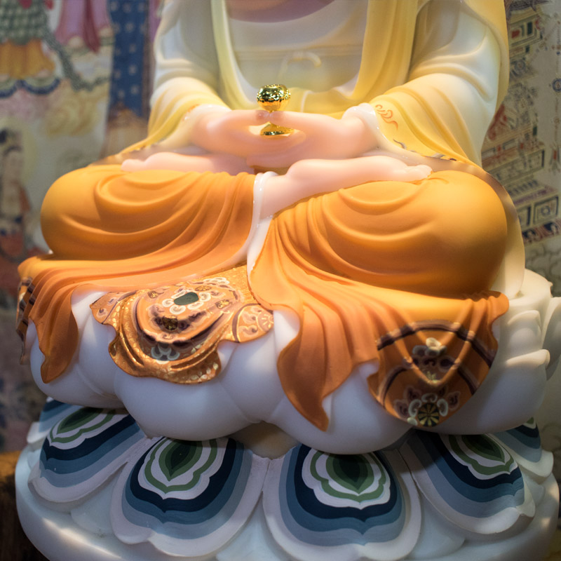 Tượng Phật A Di Đà Bột Đá ngồi áo vẽ viền gấm