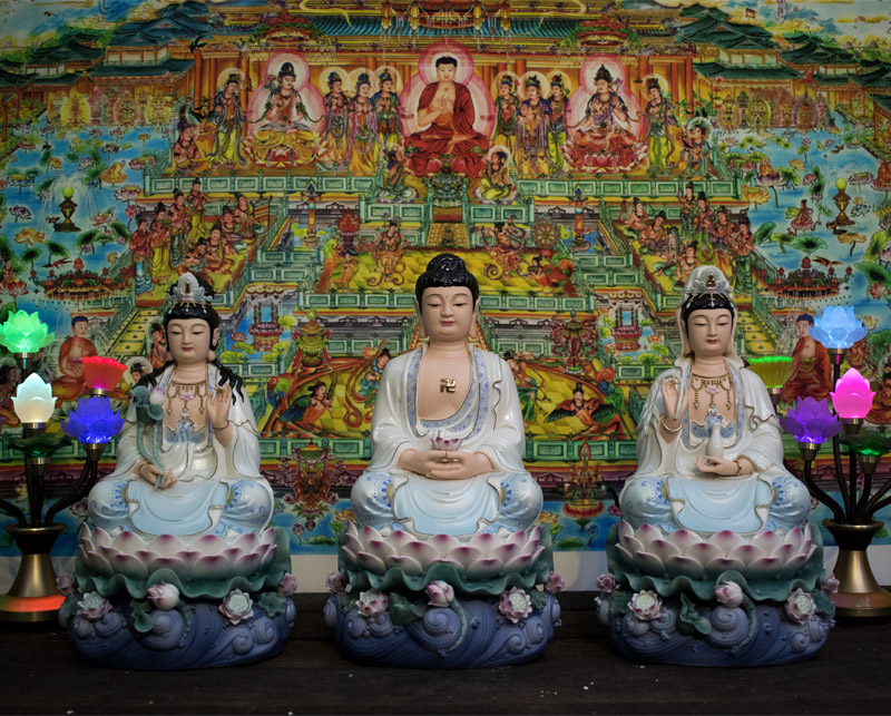 Tượng Tam Thế Phật ngồi bằng sứ vẽ màu