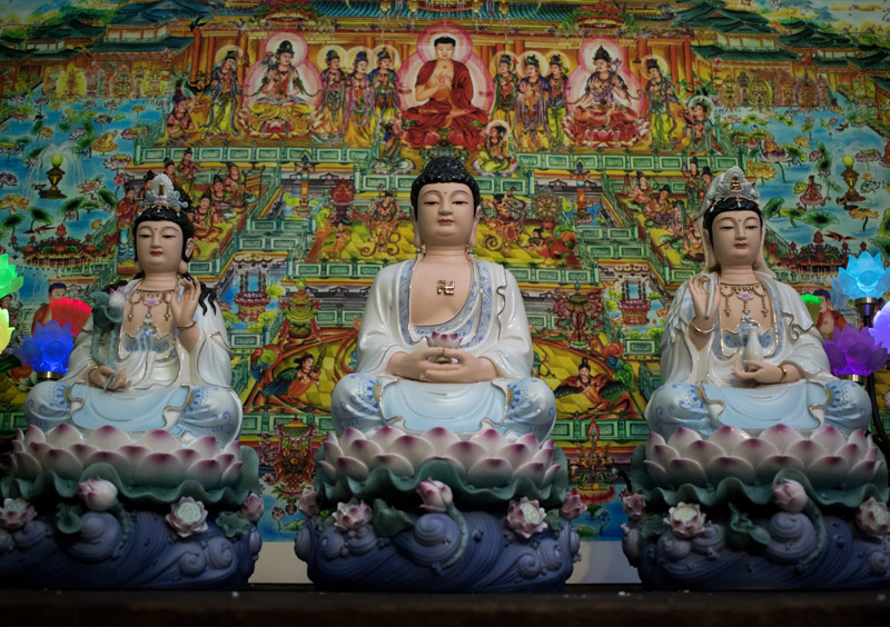 Tượng Tam Thế Phật ngồi bằng sứ
