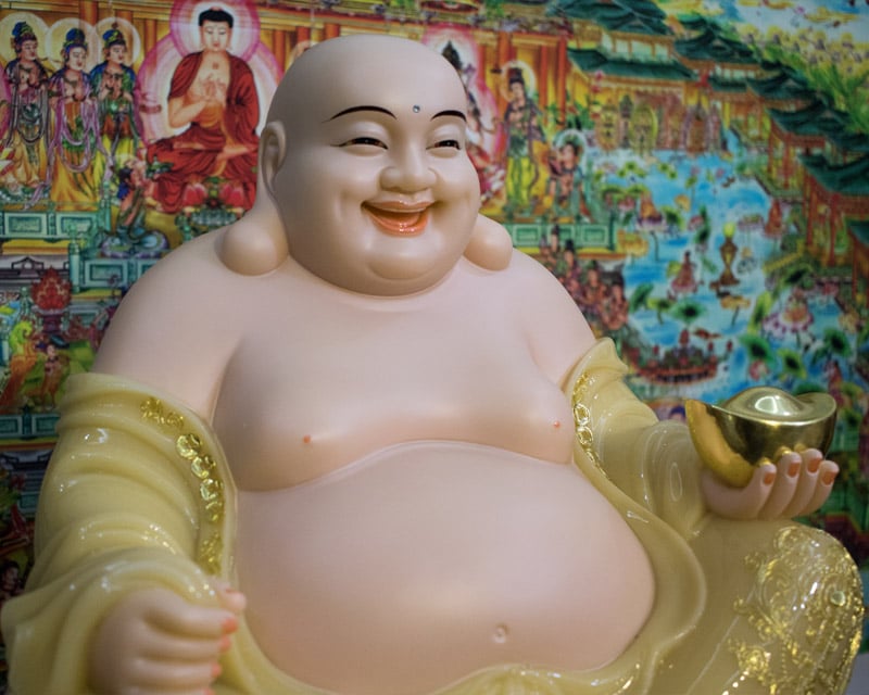 Tượng Phật Di Lạc cầm thỏi vàng