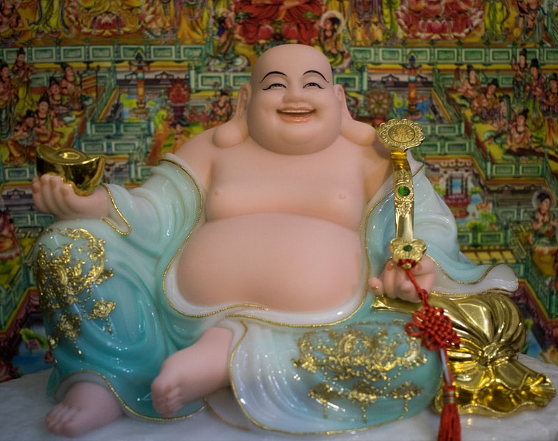 Tượng Phật Di Lặc ngồi cầm gậy như ý