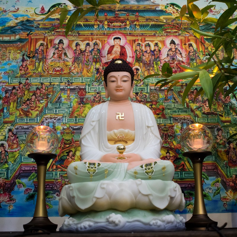 Tượng Phật A Di Đà ngồi vẽ gấm