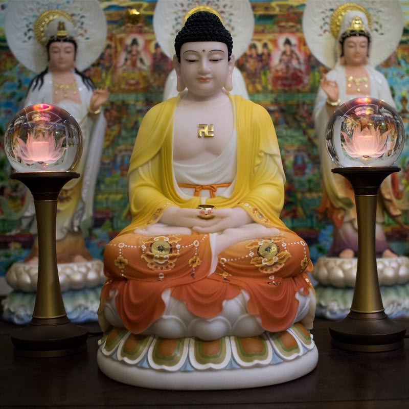 Tượng Phật Thích Ca vẽ gấm vàng cam chất liệu bột đá