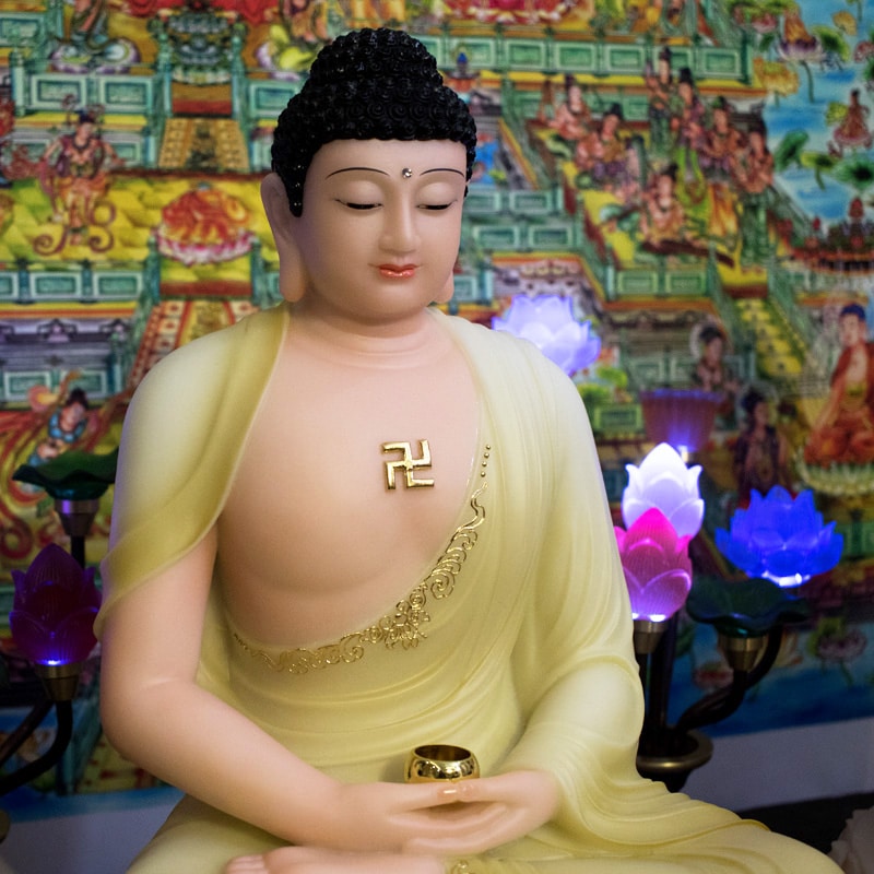 Tượng Phật Thích Ca màu vàng nhạt