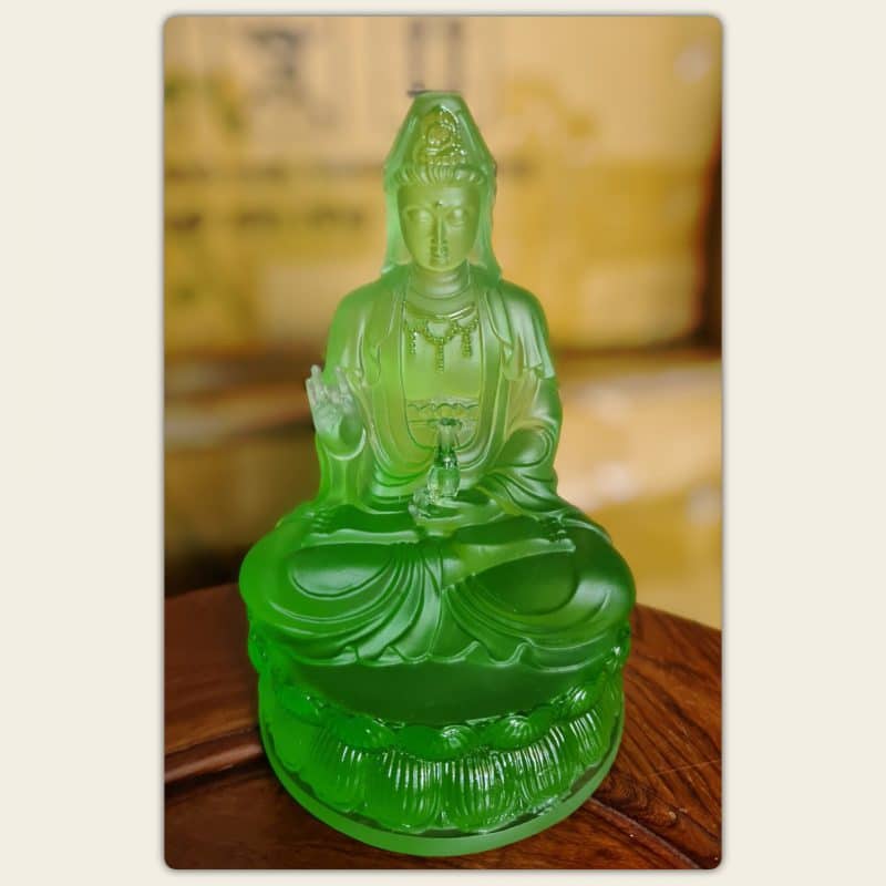 Tượng Phật Bà Quan Âm để ô tô bằng lưu ly màu xanh lá