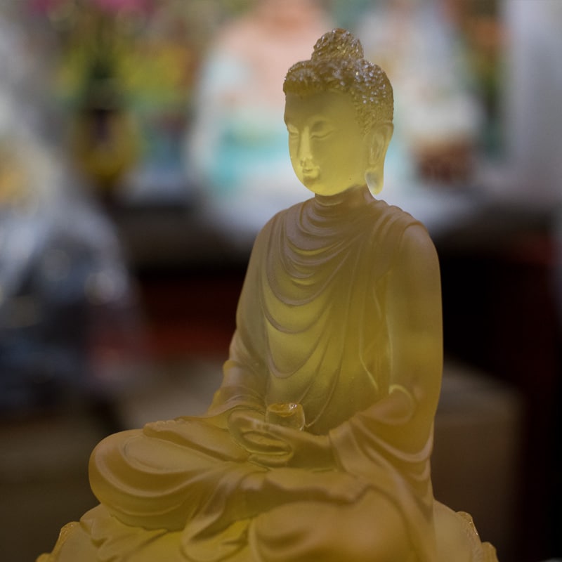 Tượng Phật Thích Ca để ô tô bằng lưu ly màu vàng