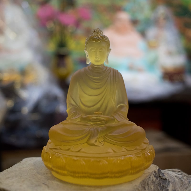 Tượng Phật Thích Ca để xe hơi màu xanh vàng