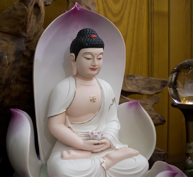 Tượng Phật A Di Đà ngồi trên hoa sen
