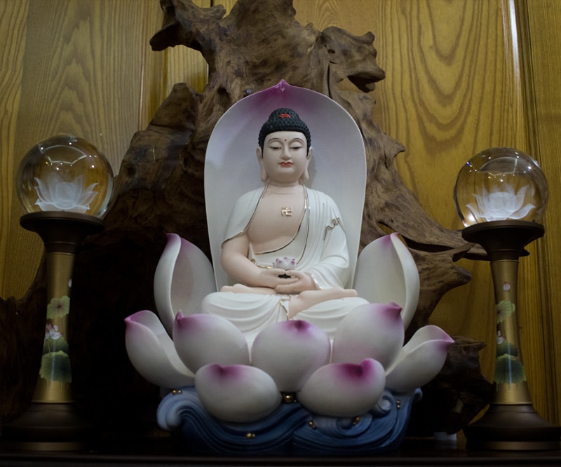 Tượng Phật A Di Đà bằng sứ nghệ thuật ngồi trên hoa sen