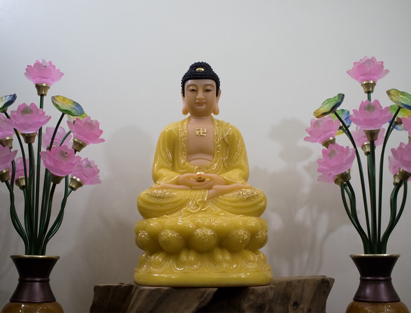 Tượng Phật Thích Ca đá thạch anh viền vàng Đài Loan