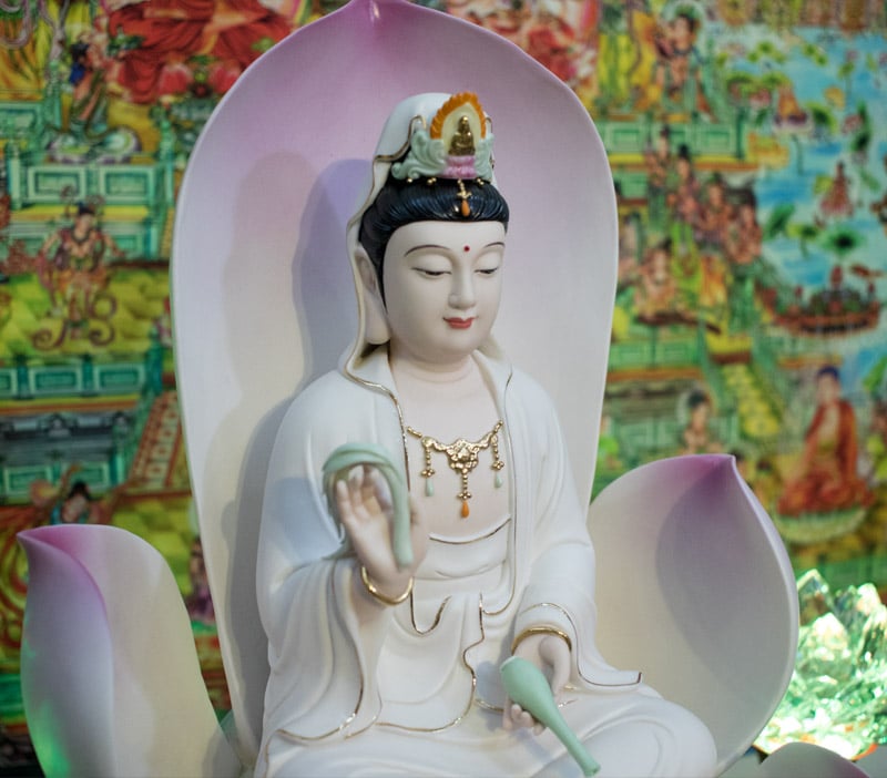 Tượng Phật Bà ngồi hoa sen lớn bằng sứ