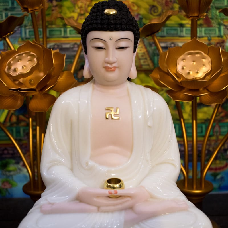 Tượng Phật Thích Ca màu trắng dáng ngồi