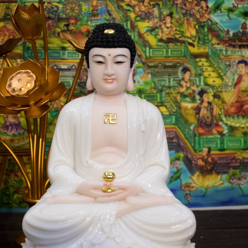 Tượng Phật A Di Đà màu trắng dáng ngồi