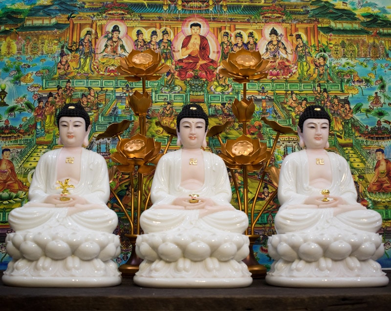 Tượng Tam Thế Phật màu trắng ngồi bằng bột đá cao 40cm