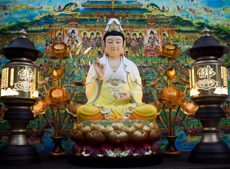 Tượng Quan Âm Bồ Tát đẹp composite ngồi đài sen vẽ màu 68cm