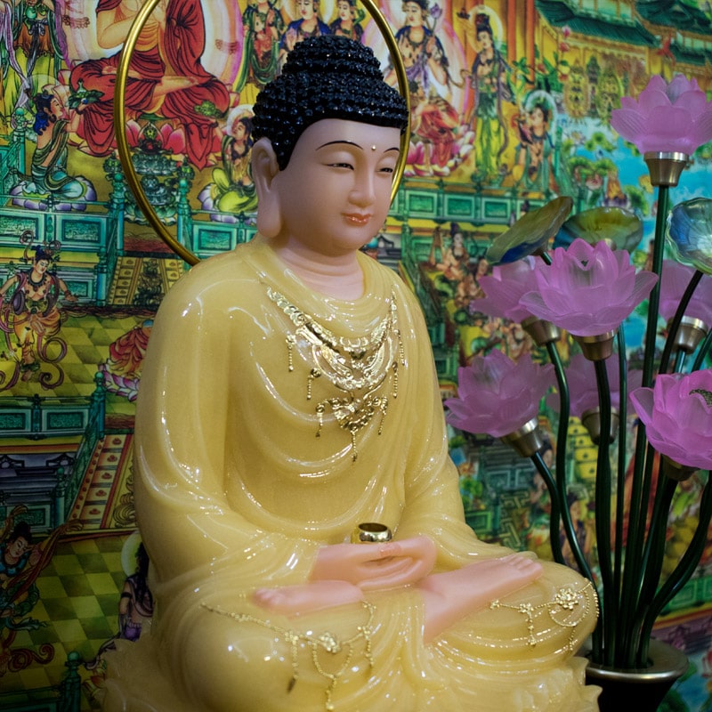 Tượng Phật Thích Ca ngồi bột đá màu vàng