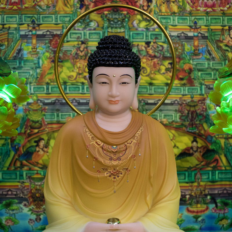 Tượng Phật Thích Ca y áo kín cổ