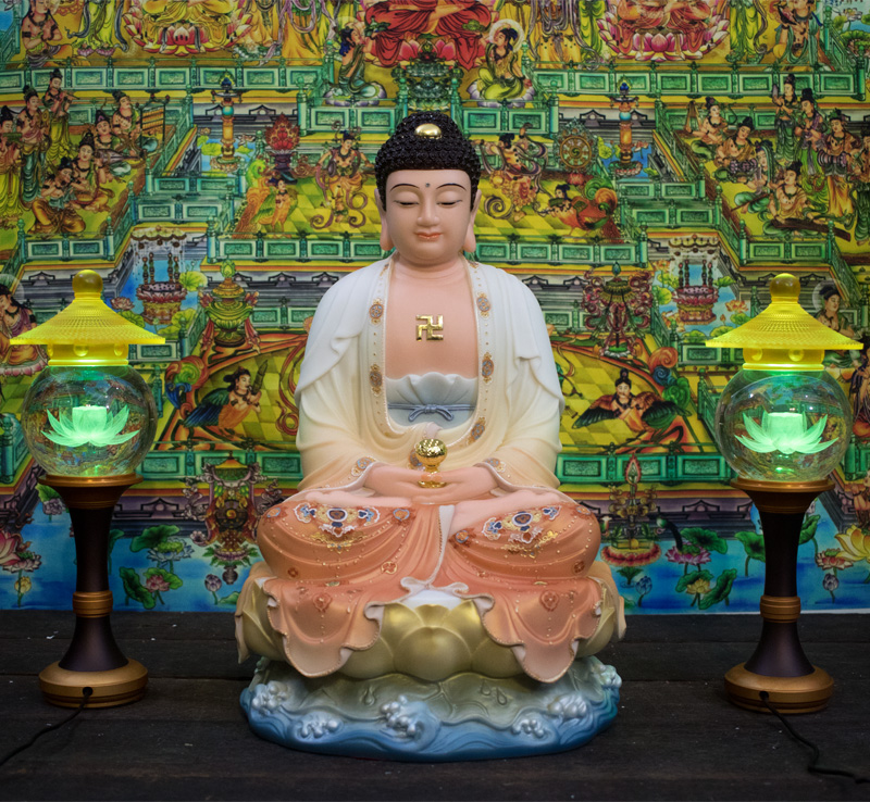 Phật A Di Đà áo vẽ gấm