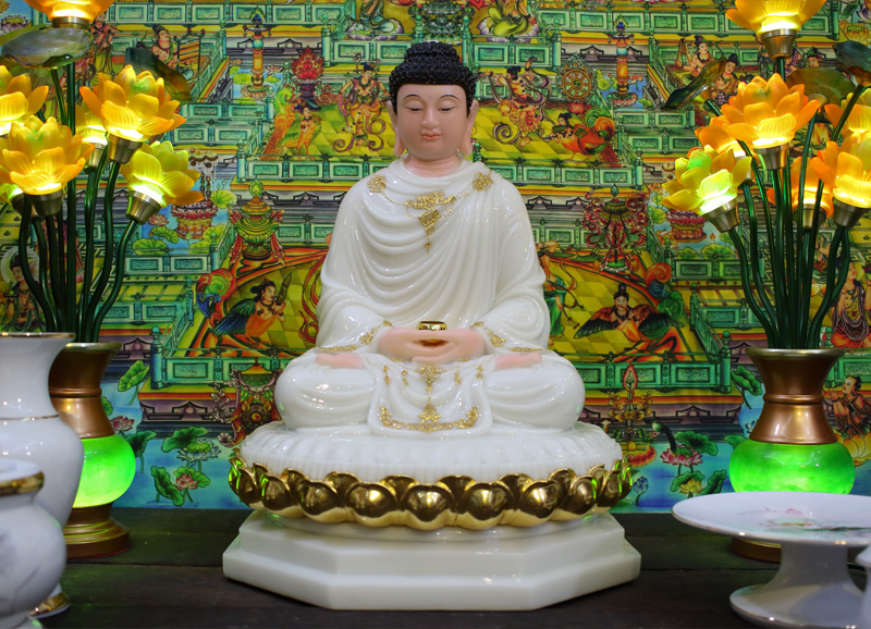 Tượng Phật Thích Ca trắng hoa sen mạ vàng